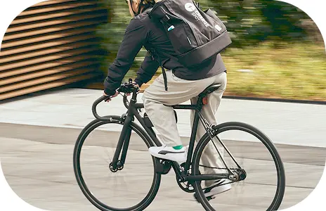 ヘルメットをかぶって自転車に乗っている男性
